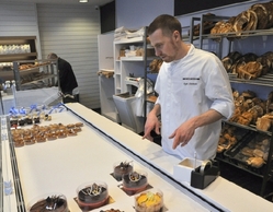 Čokoládu vyrábí hlavně po práci v rámci tréninku na soutěže, nebo pro své známé. Přes den pracuje ve zcela normální bruselské pekárně, kde připravuje hlavně dorty a občas i chleba či bagety.