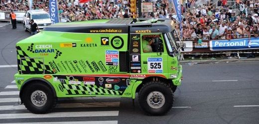 Nejlepší český závodník na Dakaru Martin Kolomý se svou Tatrou.