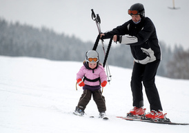 Sněhu si o víkendu užívaly hodně i děti s rodiči (ilustrační foto).