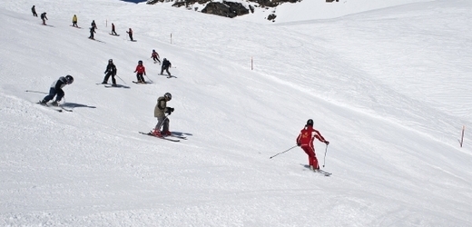 Pětiletý chlapec utrpěl zlomeniny poté, co do něj narazil dospělý lyžař.