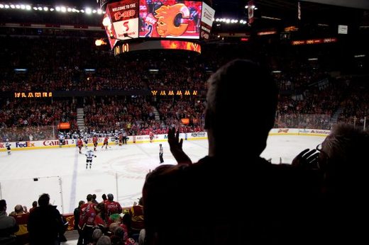 Doslova hokejová horečka však vypukla v kolébce hokeje. Nemít vyprodáno na úvodní duel by se v Kanadě rovnalo téměř zázraku. Dokazuje to i momentka z Calgary. Hokejistům Flames premiéra příliš nevyšla, hokejisté před plným hledištěm podlehli San José Sharks.
