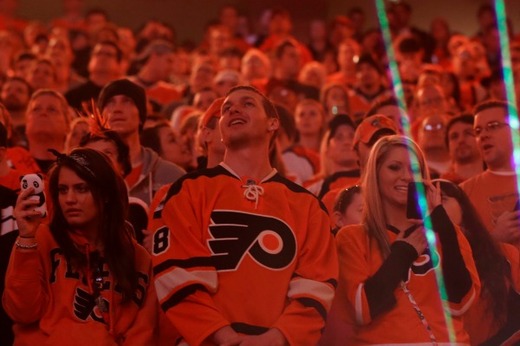 Oranžové peklo připravili hned v úvodním utkání svým hokejistům příznivci Philadelphie. V hledišti nechybělo ani mnoho nadšených fanynek.