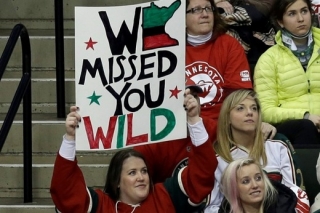 V severoamerické Minnesotě hokej milují. Zápasy místních "Divočáků" fanouškům chyběly, což dokazuje i transparent jedné z fanynek.