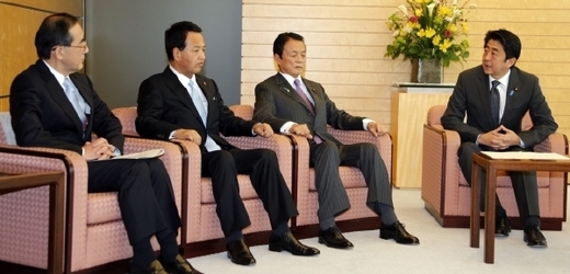 Premiér Šinzó Abe (vpravo), ministr financí Taró Aso (druhý zprava), ministr obchodu a průmyslu Akira Amari (druhý zleva) a guvernér centrální banky Masaaki Širakawa.