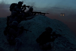 Francouzští a američtí vojáci při společné noční operaci.