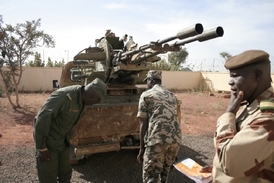 Maliská armáda s výzbrojí ukořistěnou islamistům.