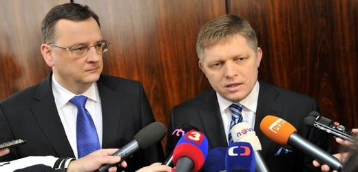 Slovenský premiér Robert Fico po boku svého českého protějšku Petra Nečase.