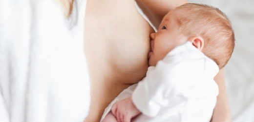 Mateřské mléko má blahodárné účinky na organismus novorozence.