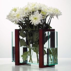 Velkou i malou kytici dokáže tahle váza pobrat bez potíží.