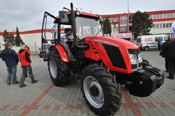 Cena nového traktoru se pohybuje kolem 550 tisíc korun.