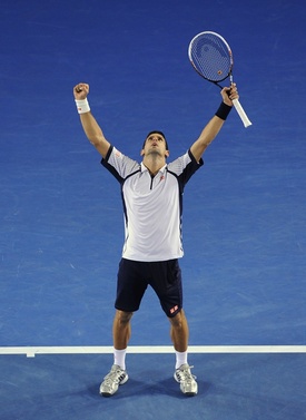 Srbský tenista oslavuje postup do semifinále.