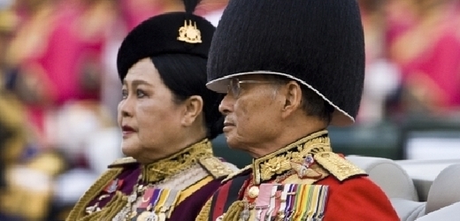 Thajský král s manželkou projíždí autem ulicí v Bangkoku.
