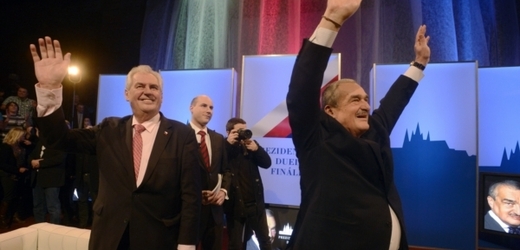 Prezidentští kandidáti Miloš Zeman (vlevo) a Karel Schwarzenberg.