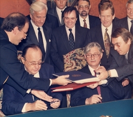 Vzácné psací potřeby. Hans Genscher a jeho český protějšek Jiří Dienstbier podepisují roku 1994 Česko-německou smlouvu.