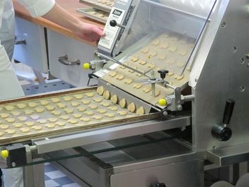 Výrobu sladkých sušenek nyní alespoň trochu urychlují dva stroje.