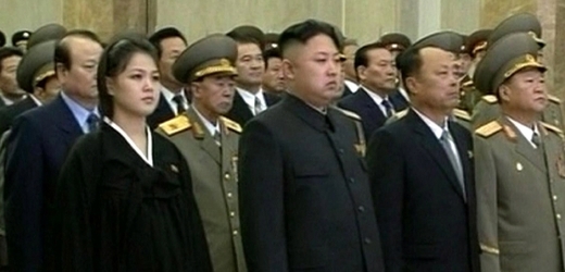 Vůdce Severní Koreje Kim Čong-un s manželkou Ri Sol-ju (uprostřed).