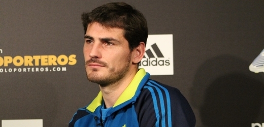 Iker Casillas má zlomenou ruku.