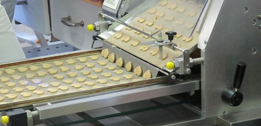 K výrobě sladkých sušenek se nově používají také dva speciálně upravené stroje.