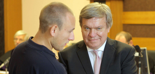 Jaroslav Barták (vpravo) u soudu.