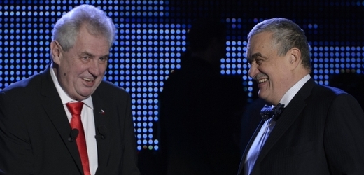 Miloš Zeman (vlevo) reaguje na slova svého protikandidáta Karla Schwarzenberga (vpravo).