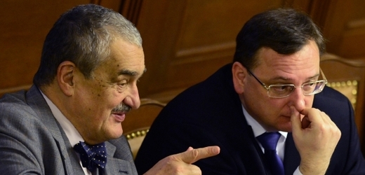 Premiér a předseda ODS Petr Nečas (vpravo) v rozhovoru s Karlem Schwarzenbergem.