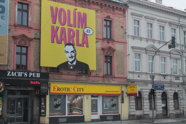 Erotic City volí Karla? Poněkud úsměvně umístěný billboard podporující Schwarzenberga.