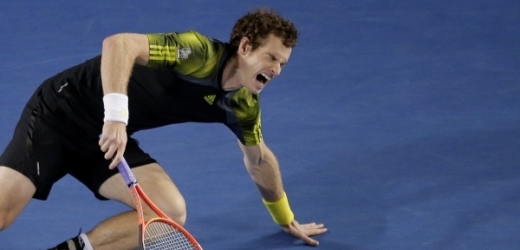 Brit Andy Murray porazil poprvé v kariéře Švýcara Rogera Federera na grandslamu a čeká ho finále Australian Open.