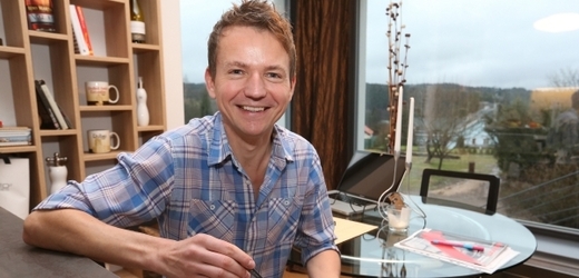 Spoluzakladatelem REAL TV je moderátor Petr Lesák.