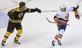 Zápas mezi New York Islanders a Boston Bruins.