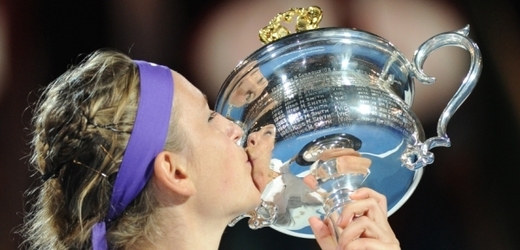 Viktoria Azarenková s trofejí pro vítěze Australia Open.