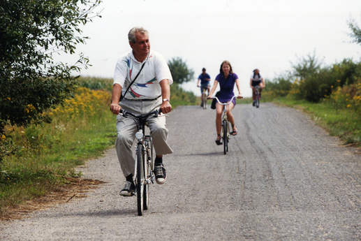 Na výletě v Novém Veselí nedaleko Jihlavy na Vysočině, kde má Zeman chalupu. Na Vysočinu se odstěhoval po svém odchodu z politiky v roce 2002. (Foto: archiv Týdne)