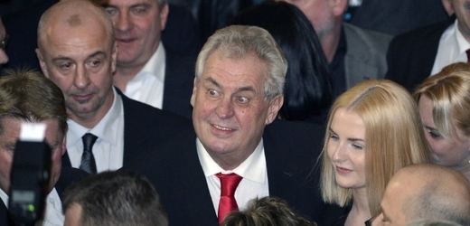 Nově zvolený prezident Miloš Zeman (uprostřed) se svou dcerou Kateřinou (vpravo) reaguje na výsledky sčítání hlasů prezidentských voleb.