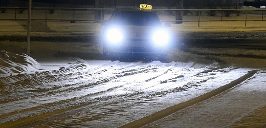Vytrvalé sněžení komplikuje dopravu po celé republice.