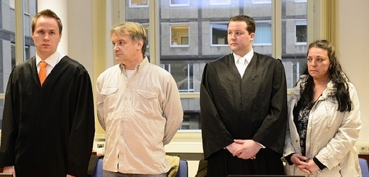 Obžalovaný německý pár se svými advokáty.