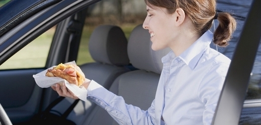 Časté ježdění autem se může negativně podepsat i na váze (ilustrační foto).