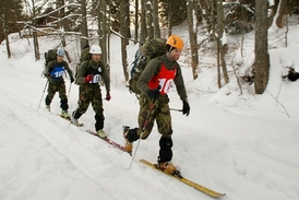 Vojáky čeká také až osm desítek kilometrů dlouhý přesun na lyžích i bivakování pod širým nebem.