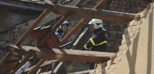 Některé rodiny museli být vystěhovány z domu v Předlicích, kde se zřítila střecha, protože byly odcizené kovové části nosné konstrukce (ilustrační foto).