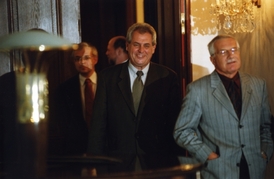 Zeman a Klaus se často potkávali jako předsedové ODS a ČSSD, teď se uvidí jako dosluhující a nově zvolený prezident (archivní foto).