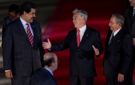 Chilský prezident Sebastian Pinera (uprostřed) a venezuelský Chávezův zástupce Nicolas Maduro (vlevo).