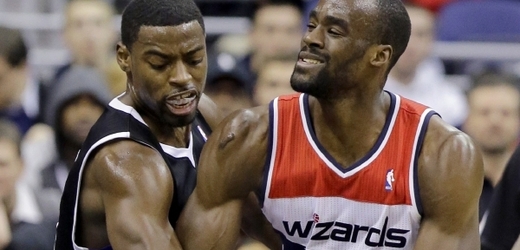 Basketbalisté Wizards (vpravo) zaznamenali proti Sacramentu těsnou prohru.