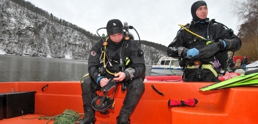 Na místě byli policejní potápěči vycvičení pro ponor do vody hluboké více než 40 metrů.