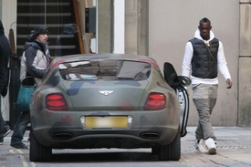Mario Balotelli a jeho maskovaný vůz.