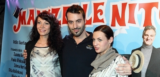 Režisér Václav Noid Bárta s představitelkami hlavní role Zuzanou Benešovou (vlevo) a Radkou Coufalovou.