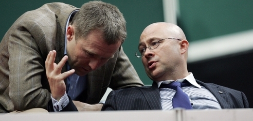 Exministr Martin Barták (vpravo) v rozhovoru s bývalým šéfem ČEZ Martinem Romanem.