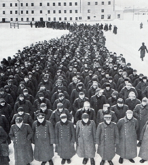 Pro zajaté německé vojáky začínají pochody smrti.