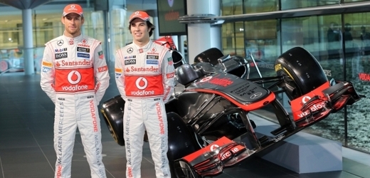 Piloti týmu McLaren Jenson Button (vlevo) a Sergio Pérez.