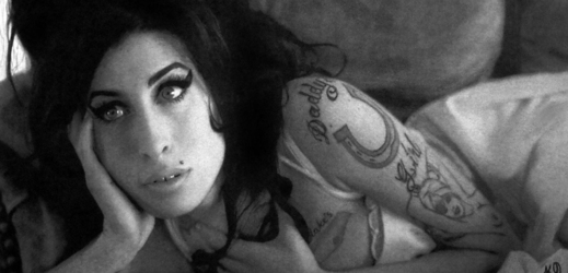 Portrét zesnulé zpěvačky Amy Winehouseové. Okafor se v Londýně dočkal uznání a dokonce vlastní výstavy. Některé z jeho kreseb se prodávají za úctyhodných 10 tisíc dolarů (asi 200 tisíc korun). 