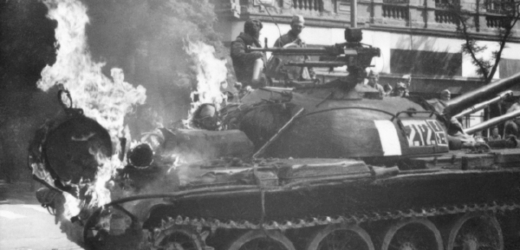Snímek hořícího tanku během srpnové invaze roku 1968.
