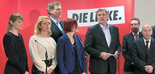 Předsednictvo Die Linke. Uprostřed šéfové strany Katja Kippingová a Bernd Riexinger.