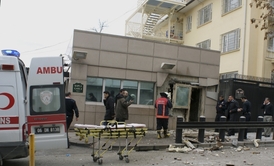 Exploze nastala před postranním vstupem na velvyslanectví.